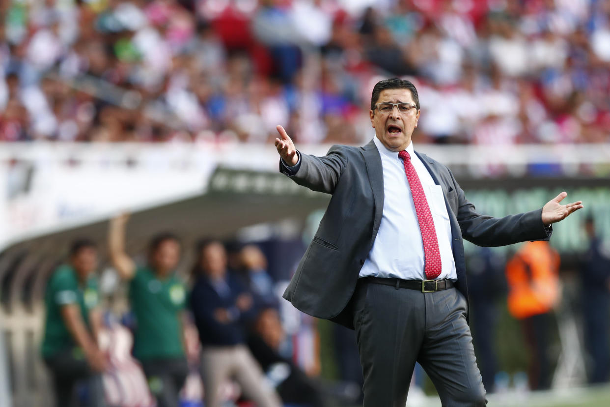 ZAPOPAN, MEXICO - MARCH 01: Luis Fernando Tena coach of Chivas gives instructions to his players    during the 8th round match between Chivas and Leon as part of the Torneo Clausura 2020 Liga MX at Akron Stadium on March 1, 2020 in Zapopan, Mexico. (Photo by Refugio Ruiz/Getty Images)