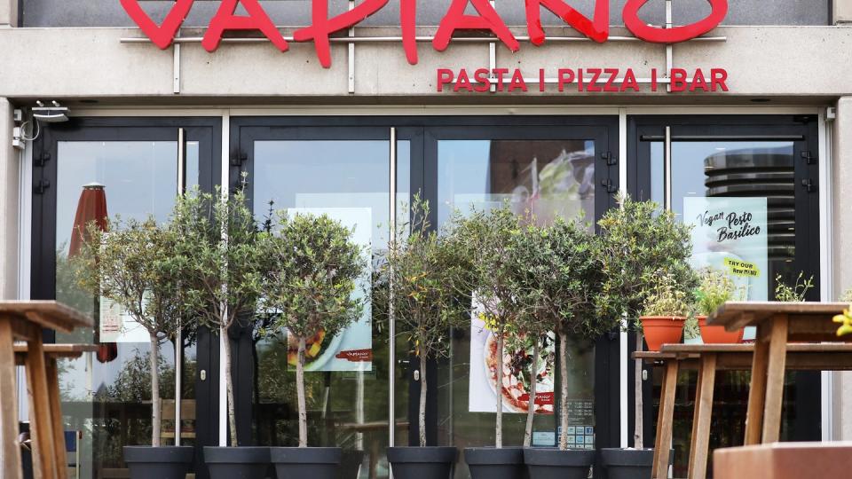 Die neue Investorengruppe der schwer angeschlagenen Restaurantkette Vapiano will spätestens ab August wieder 30 Läden in Deutschland öffnen.