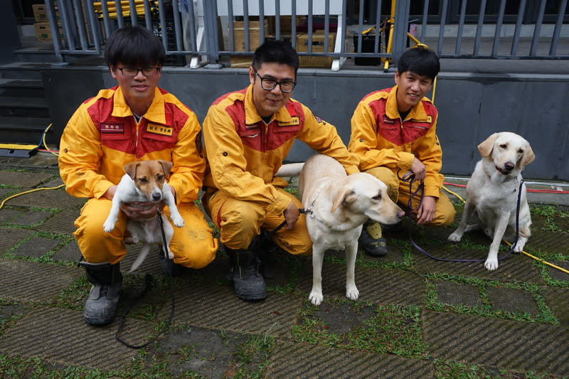 砂卡礑步道6日現場除搜救人員外，還有花蓮搜救犬小組加入執行任務。（中央社）