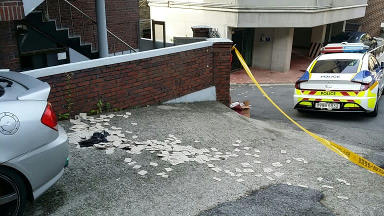 Photo prise et diffusée le 9 juin 2024 par le ministère sud-coréen de la Défense montrant des objets non identifiés présumés être des déchets transportés par des ballons nord-coréens par delà la frontière, dans une rue de Séoul (Handout)