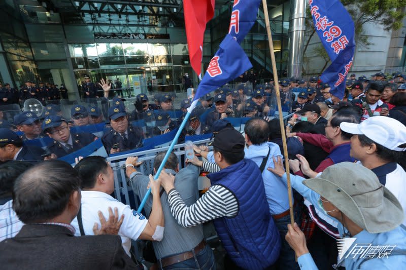 20161231-年金改革國是會議北區會議於31日召開，由軍公教勞團體組成的監督年金改革行動聯盟於場外抗議，並爬越柵欄與警方發生激烈推擠欲衝入場內。（顏麟宇攝）