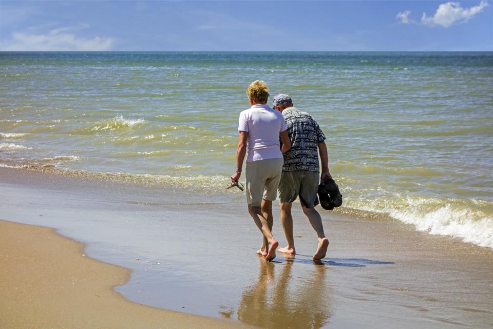 Ruhestand am Strand? Immer mehr deutsche Rentner entscheiden sich dafür, ihren Lebensabend im Ausland zu verbringen. - Copyright: Arterra / Kontributor / Getty Images