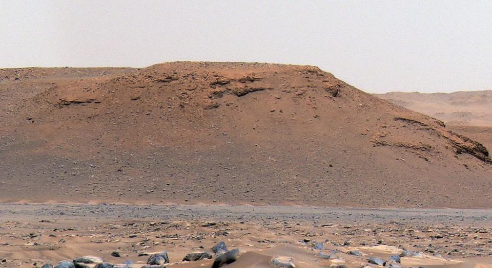 The escarpment the science team refers to as “Scarp a” is seen in this image captured by Perseverance rover’s Mastcam-Z instrument on Apr. 17, 2021 (NASA/JPL-Caltech/ASU/MSSS)