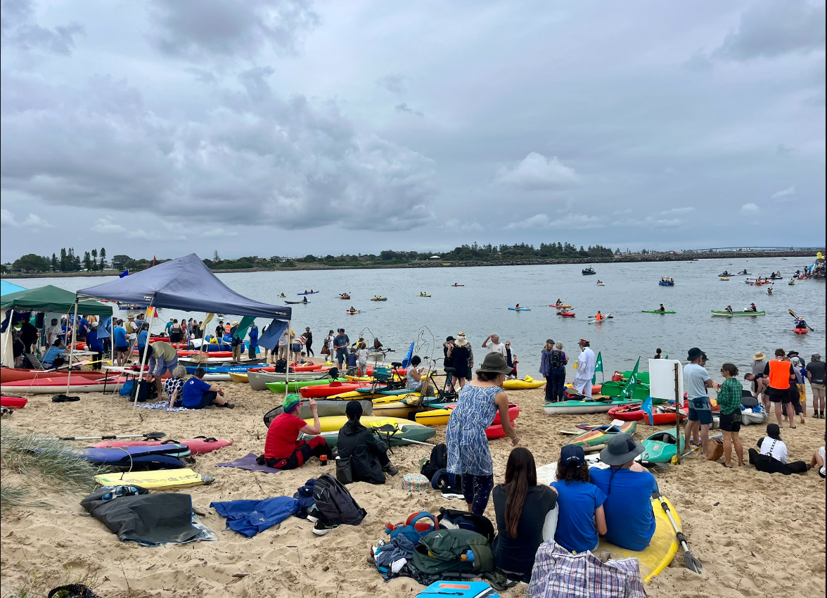 Des militants écologiques ont bloqué le port de Newcastle en Australie avec des kayaks.