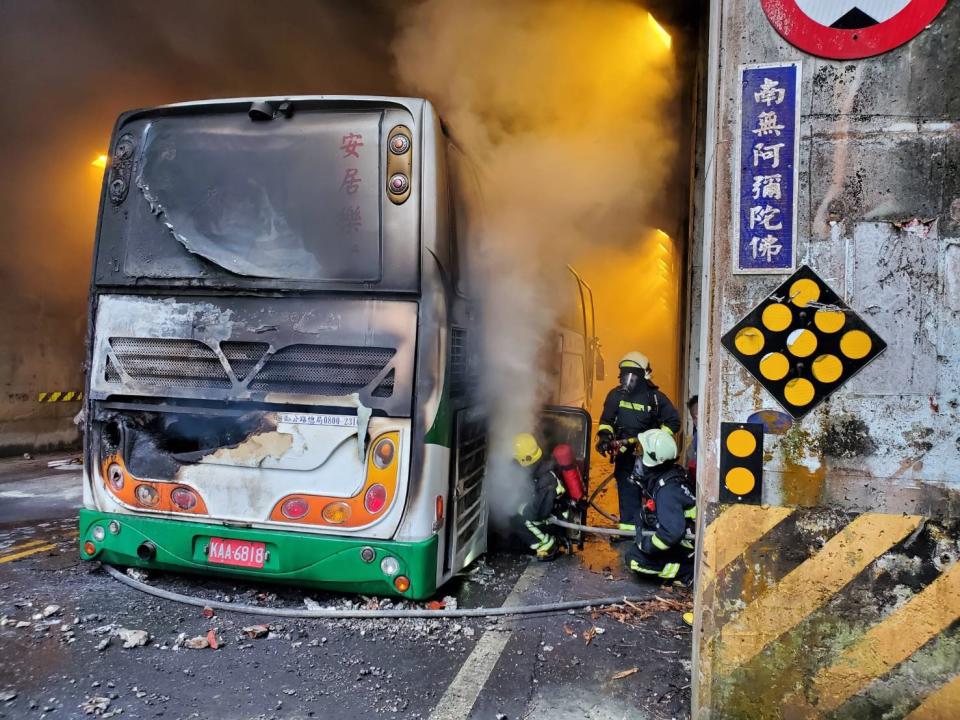 ▲阿里山公路觸口隧道發生遊覽車火燒車。（圖/嘉義縣消防局提供）