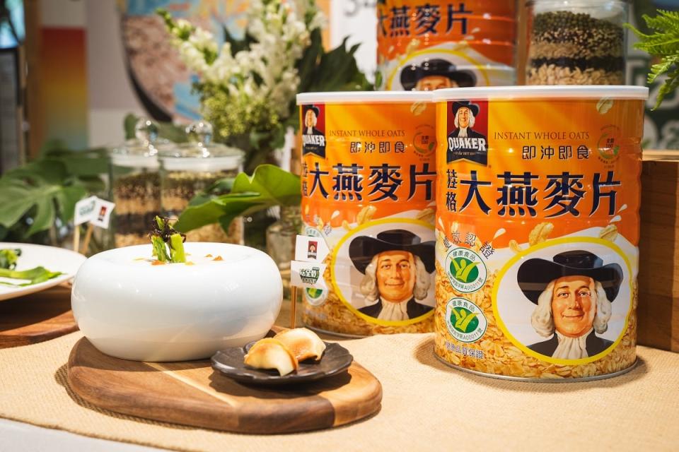 ▲前菜《穀動人星》運用桂格五穀燕麥豆飲、透過手作剝開燕麥殼的過程，重新領略永續帶來的美好。