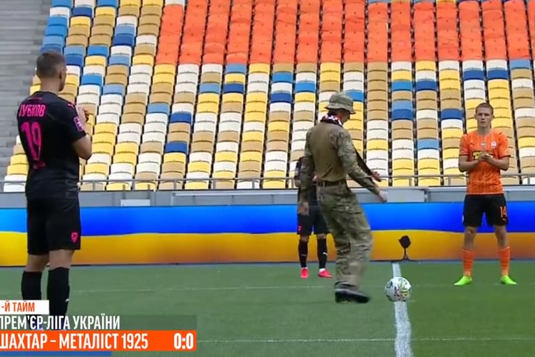 Un soldado fue invitado a dar el puntapié inicial en Shakhtar Donetsk y Metalist, los equipos que inauguraron la temporada 2022/2023 de la Liga ucraniana