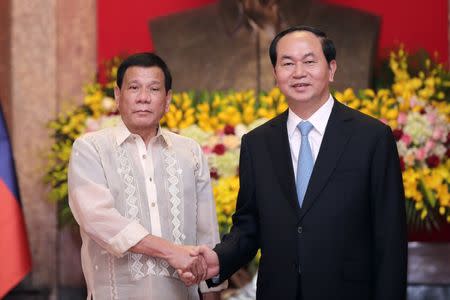 Philippines President Rodrigo Duterte (L) and his Vietnam counterpart Tran Dai Quang (R) shake hands at the Presidential Palace in Hanoi, Vietnam, September 29, 2016. REUTERS/Luong Thai Linh/Pool