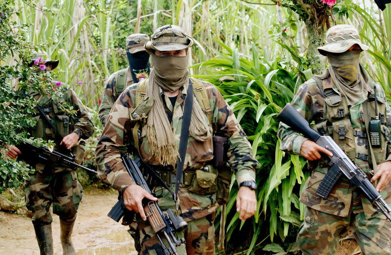 Foto de archico. Un desaparecido grupo paramilitar denominado Bloque Metro patrulla las montañas en el departamento de Antioquia