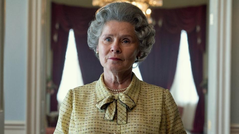 Imelda Staunton como la reina Isabel II en The Crown.