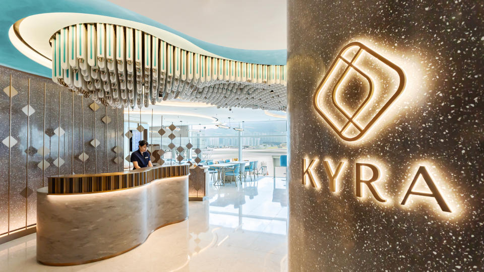 香港機場最新貴賓室Kyra Lounge｜開揚落地玻璃窗看飛機升降 任飲特調雞尾酒