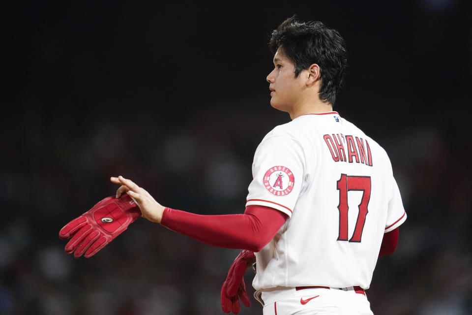 Shohei Ohtani, de los Angelinos de Los Ángeles, se para en la antesala durante el juego del miércoles 22 de junio de 2022, ante los Reales de Kansas City (AP Foto/Ashley Landis)