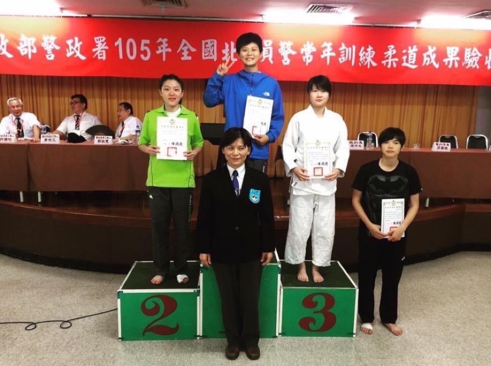 圖片說明：熱愛運動的官瑜軒勇奪105年署長盃柔道錦標賽羽量級的冠軍。（記者吳萍翻攝）