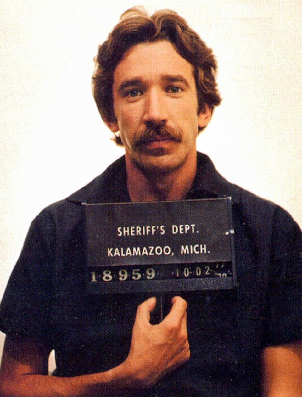 Zwei Jahre und vier Monate: So lange saß "Hör mal wer da hämmert"-Star Tim Allen im Gefängnis. Die Polizei hatte ihn 1978 - er war damals 25 Jahre alt - mit 650 Gramm Kokain erwischt. Einer lebenslänglichen Strafe wegen Drogenhandels entging Allen damals nur, weil er den Behörden die Namen anderer Dealer verriet. (Bild: Kypros/Getty Images)