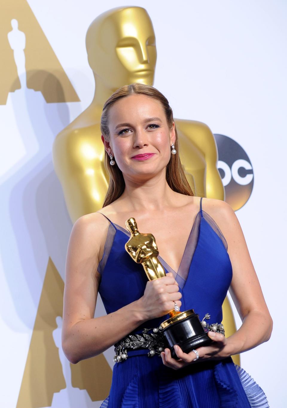 Brie Larson holding her Oscar