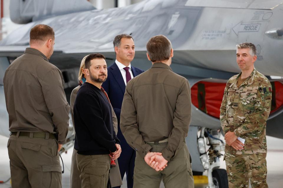 Zelensky, De Croo and Dedoner meet with training instructors at Melsbroek air base, near Brussels, Belgium. Zelensky’s top advisor, Andriy Yermak, can be seen behind Zelensky (REUTERS)