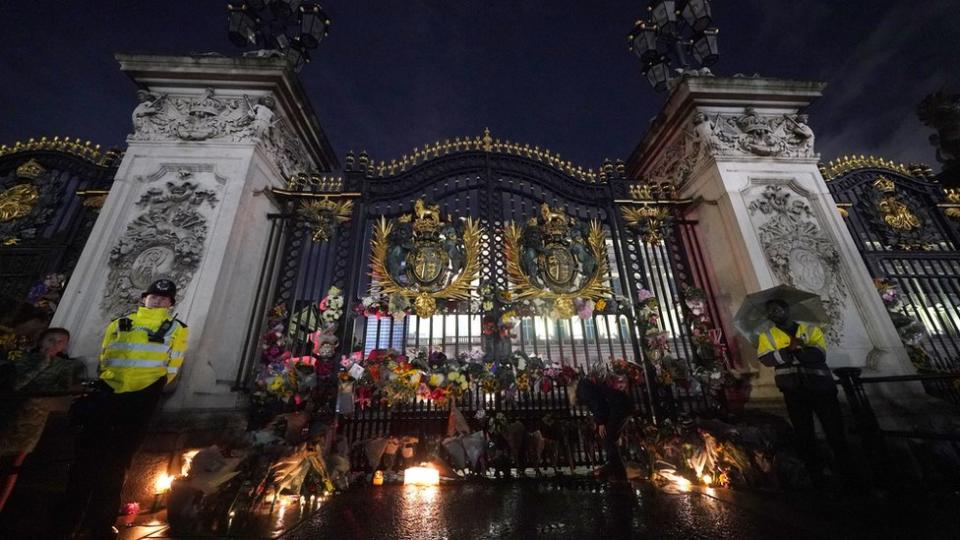 Muchas personas colocaron flores en la puerta del palacio de Buckhingham.