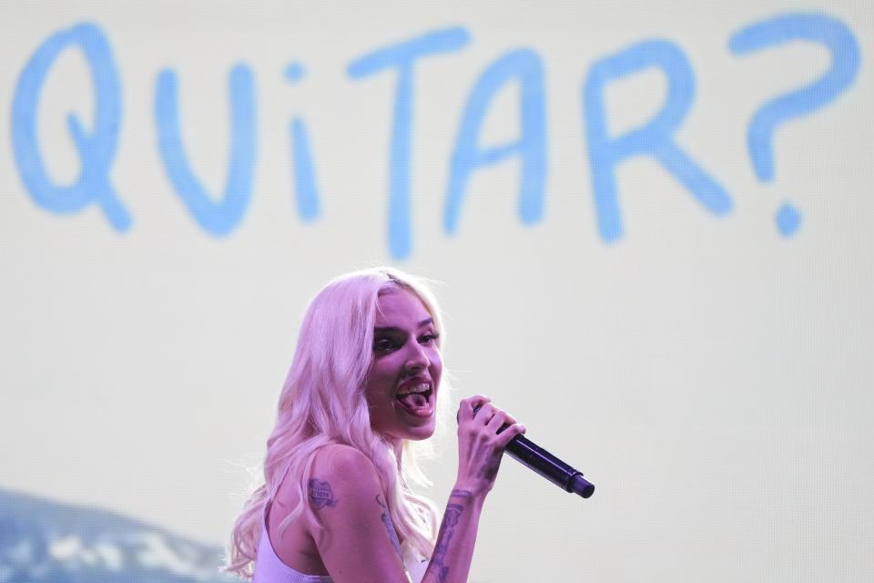 La cantautora estadounidense-venezolana Elena Rose durante su concierto en el Festival Tecate Emblema en la Ciudad de México el viernes 17 de mayo de 2024. (Foto AP/Fernando Llano)