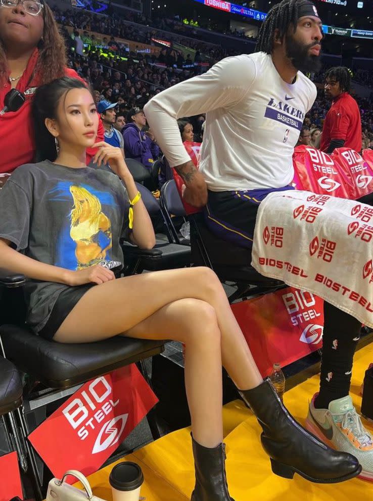 ▲金兜兜坐在湖人球星戴維斯（Anthony Davis）身旁。（圖／IG@chrissyjinn）