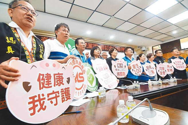 台東縣長饒慶鈴向縣議會國民黨團說明食安條例修正草案內容，獲黨團縣議員全力支持。（莊哲權攝）