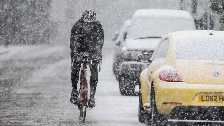 <span class="article__caption">When the weather gets nasty, some athletes improvise. </span> (Photo: Getty Images)