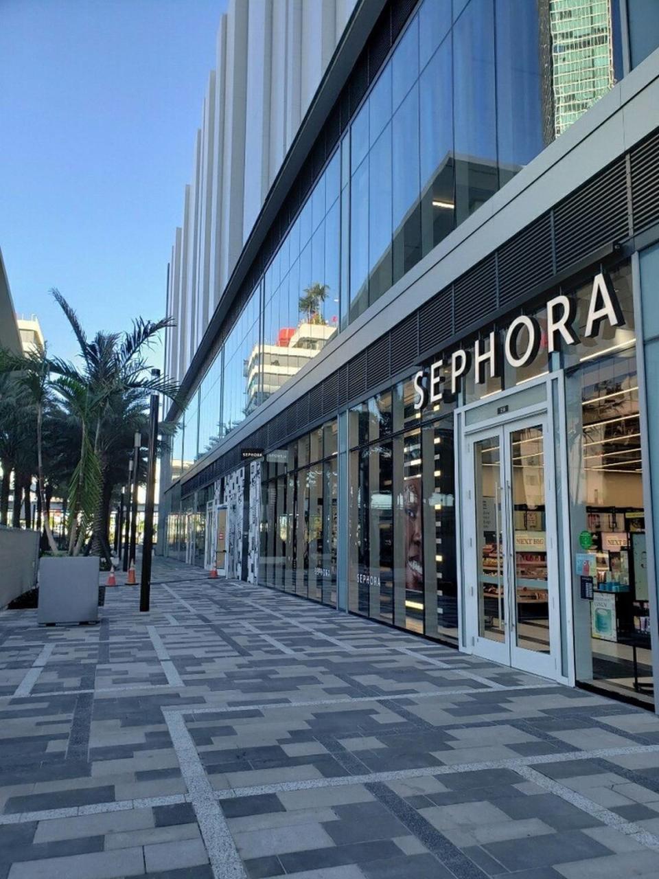 Miami Worldcenter cuenta con 15 inquilinos entre minoristas y restaurantes para este complejo de 27 acres situado en el downtown de la ciudad. Arriba: Sephora abrió en Worldcenter en 2022.