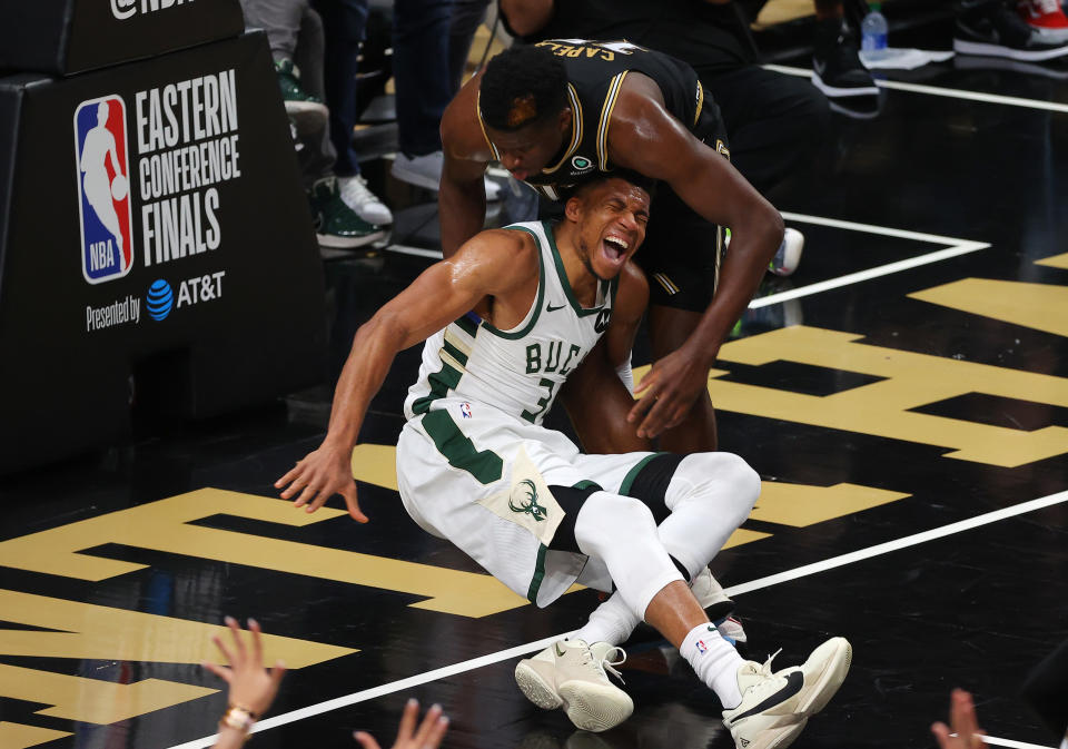 Giannis Antetokounmpo se retuerce de dolor tras la escalofriante lesión que sufrió durante el partido entre los Bucks y los Hawks. (Foto: Kevin C. Cox / Getty Images).