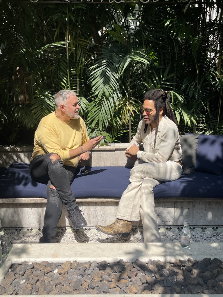 Forbes dialogó en exclusiva con Lenny Kravitz en el patio del Four Seasons de la CDMX. Foto Forbes Staff.