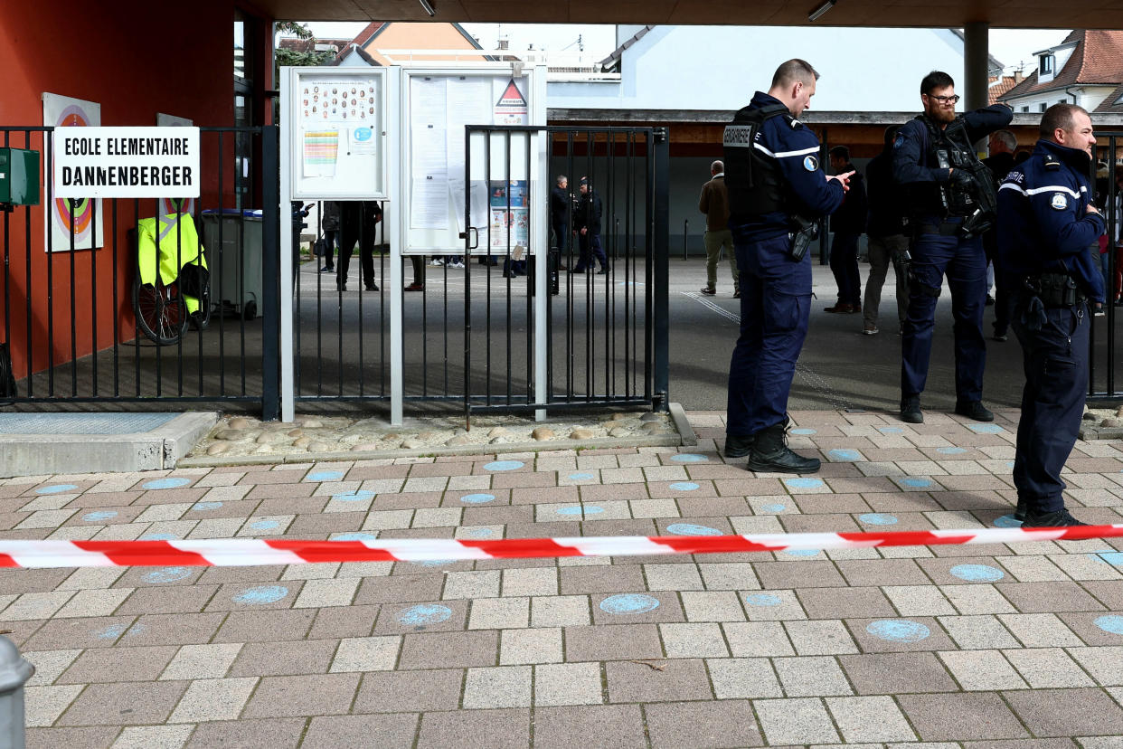 Des gendarmes devant l’école de Souffelweyersheim où s’est déroulée l’agression au couteau le 18 avril. 