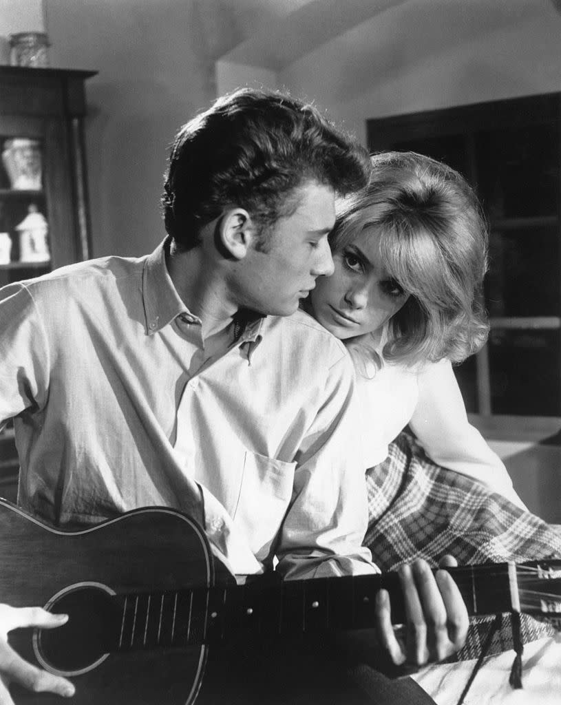 Elle aussi passée longtemps sous silence, la love story que Johnny Hallyday et Catherine Deneuve ont entretenu tout au long de leur vie a été récemment dévoilée par Gilles Lhote, le biographe officiel du Taulier. Ce dernier nous apprend ainsi que c'est l'actrice qui a inspiré la célèbre "Lady Lucille" de la chanson du rockeur. <em>"C’était le secret le plus caché du show-business ! Ils jouaient beaucoup avec ça, avec ces histoires d’amour-amitié dont beaucoup se demandaient ce qu’elle recouvrait exactement”</em>, raconte ainsi Gilles Lhote qui révèle que Deneuve a été pour Johnny à la fois<em> "sa maîtresse, son amour, sa sœur, son amie, sa mère consolatrice"</em>. <em>"Elle a ce que les autres n’ont pas"</em>, se plaisait à dire d'elle le rockeur qui n'aurait pourtant jamais pu partager sa vie avec la comédienne. <em>"Ce sont deux monstres sacrés au caractère trop trempé (…) Ils s’aimaient trop pour vivre en couple"</em>, conclu Gilles Lhote. (©<em>Sunset Boulevard/Corbis via Getty Images</em>)