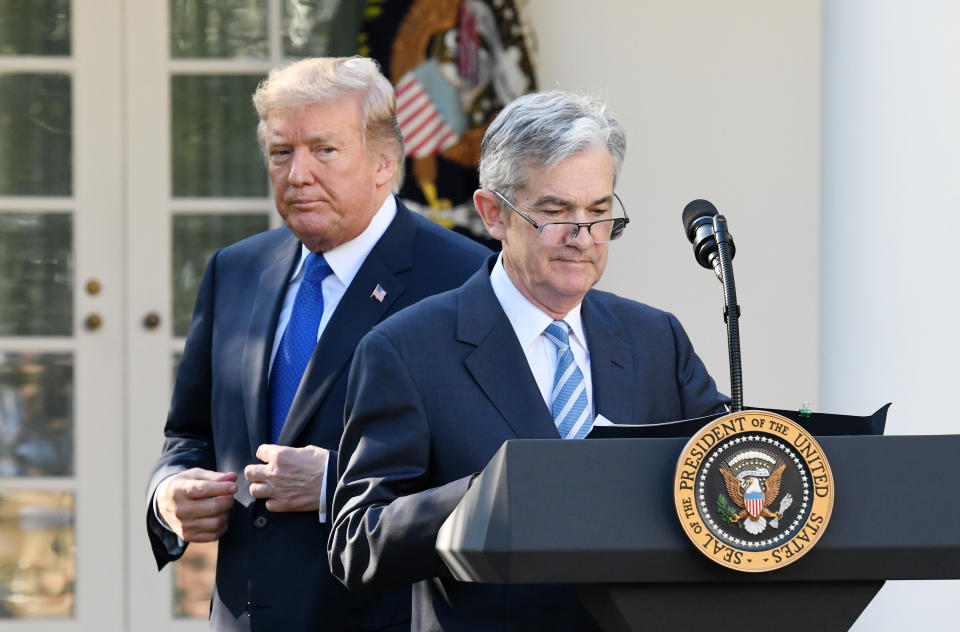 Jerome Powell, presidente de la Reserva Federal de Estados Unidos, junto al presidente del país, Donald Trump, en un acto en la Casa Blanca. Olivier Douliery/Bloomberg via Getty Images