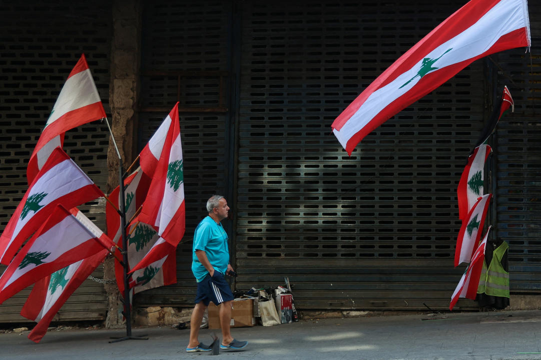 Un hombre pasa por un puesto de venta de banderas de Líbano en la ciudad de Beirut. September 24, 2024.  REUTERS/Amr Abdallah Dalsh