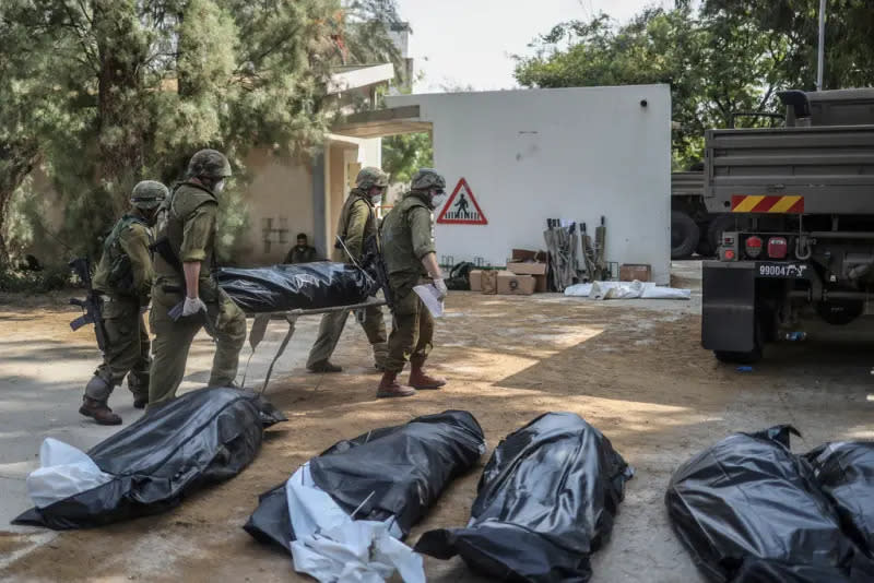 ▲以巴衝突造成平民死傷慘重，卡法阿札（Kfar Aza kibbutz）遭到哈馬斯武裝份子攻入，近百位居民遭殺害。（圖／美聯社／達志影像）