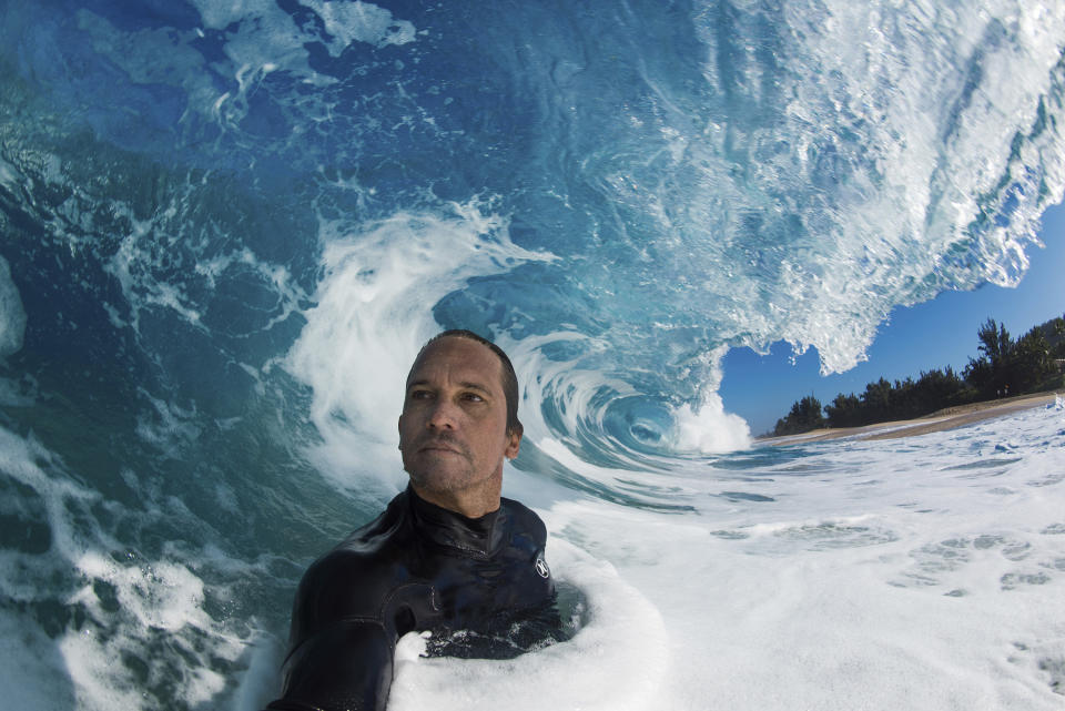 Clark Little se toma una selfie al fotografiar olas en la costa norte de Oahu cerca de Haleiwa, Hawái. (Clark Little via AP)