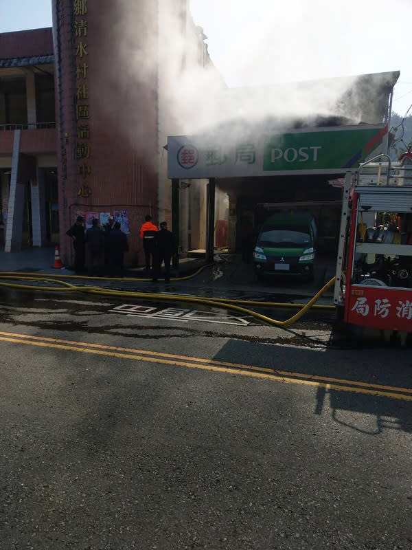 鹿谷清水郵局遭縱火  犯嫌逃逸 南投縣鹿谷清水郵局26日遭犯嫌闖入潑灑易燃物質縱 火後逃逸，現場煙霧迷漫，南投縣政府警察局竹山分 局正追查犯嫌及釐清財物是否遭搶。 （民眾提供） 中央社記者蕭博陽南投縣傳真  113年1月26日 