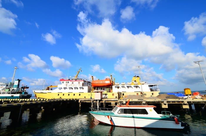 Saumlaki port: In the morning, head out to Nustabun Island on a speedboat. It takes about an hour to reach the island from Saumlaki port.