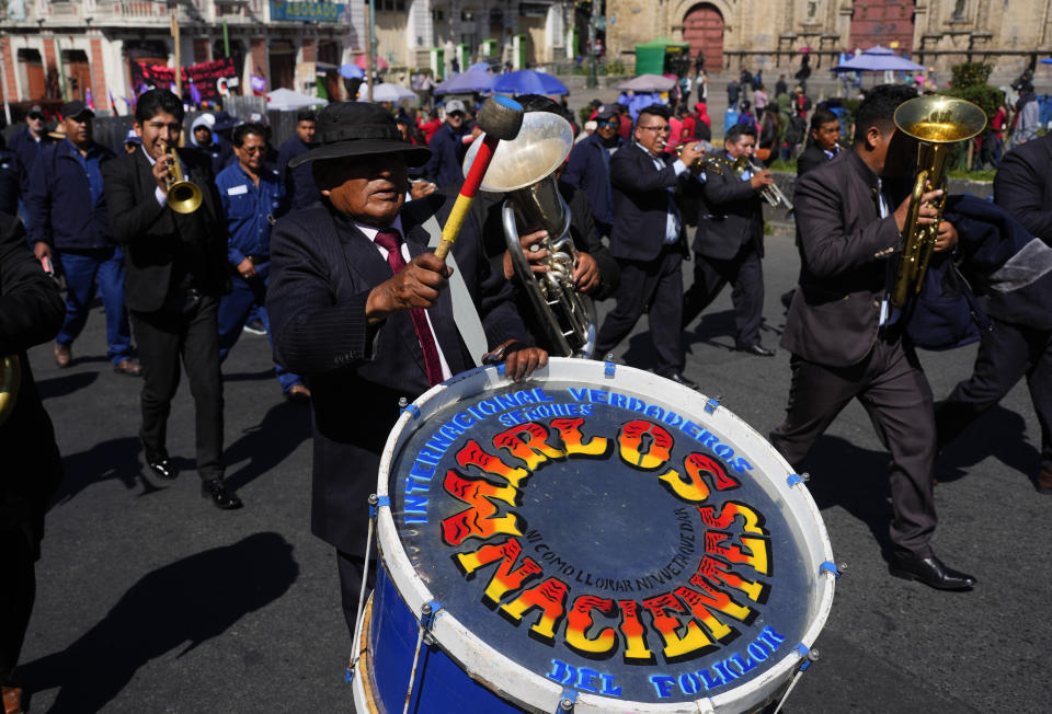 Músicos tocan durante una marcha por el Día Internacional de los Trabajadores en La Paz, Bolivia, el miércoles 1 de mayo de 2024. (AP Foto/Juan Karita)