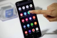 Samsung Elec unveils latest flagship smartphones