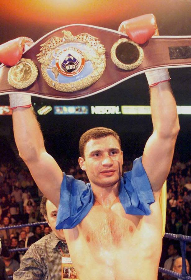 PLATZ 10 - VITALI KLITSCHKO: Der ältere und lange von den meisten Experten eigentlich als besser betrachtete Klitschko-Bruder. 1999 stieg "Dr. Eisenfaust" mit einem Sieg über Herbie Hide erstmals zum Weltmeister empor, verlor den Titel aber ein Jahr später gegen Chris Byrd