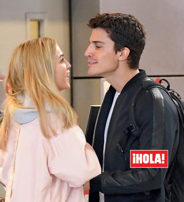 Carmen Jordá y Alex González en el aeropuerto de Los Angeles. / Foto: ¡Hola!