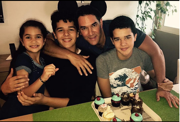 Eduardo Santamarina con sus tres hijos / Instagram