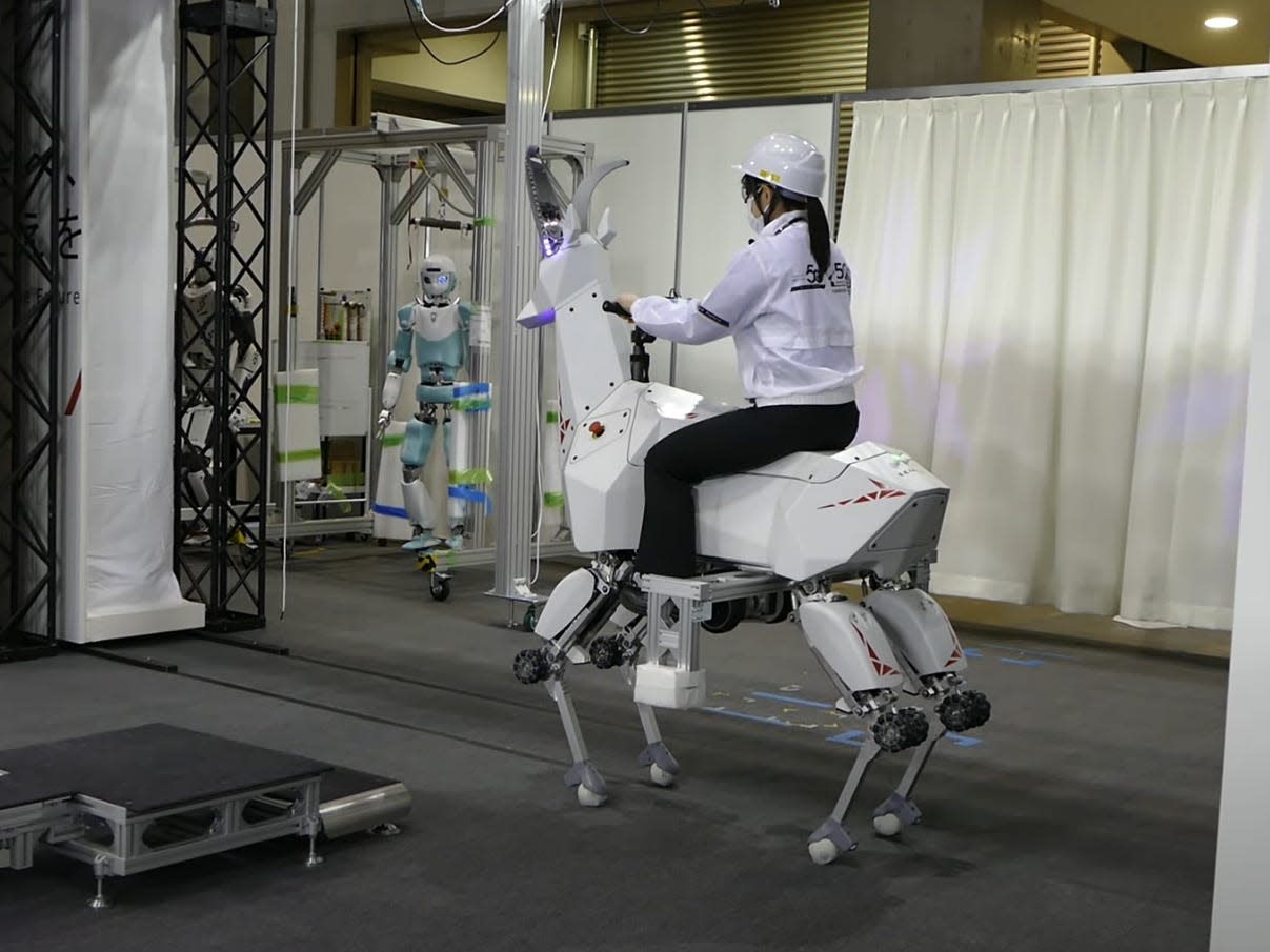 Kawasaki Ibex reobot debuted at the world's largest robot exhibition in Tokyo