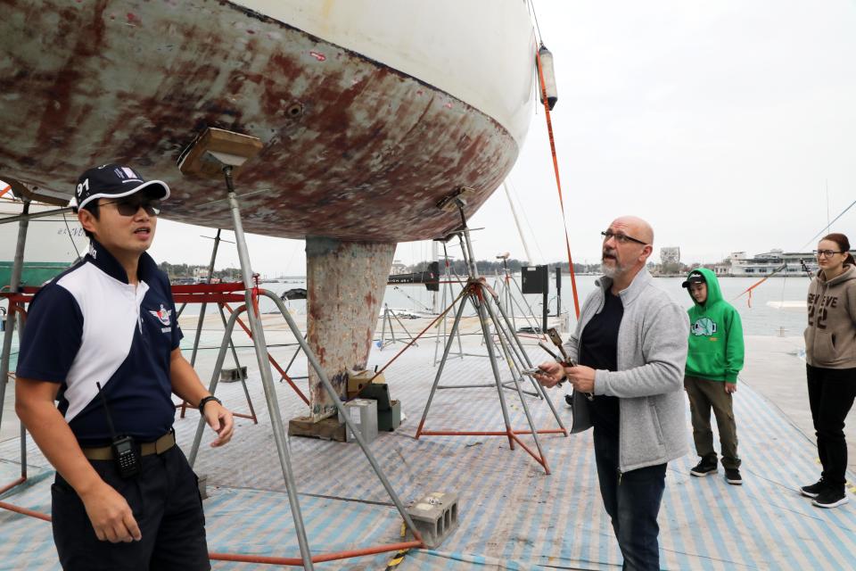 烏克蘭籍故障帆船目前停靠安平港待修，市長黃偉哲指示積極給予協助，令1家3口感念在心。（圖：南市府提供）