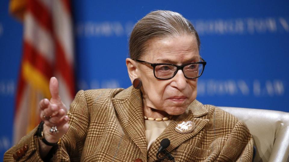 Ruth Bader Ginsburg spricht während einer Diskussion zum 100. Jahrestag der Ratifizierung des 19. Zusatzartikels. Die amerikanische Justiz-Ikone ist nun im Alter von 87 Jahren gestorben.