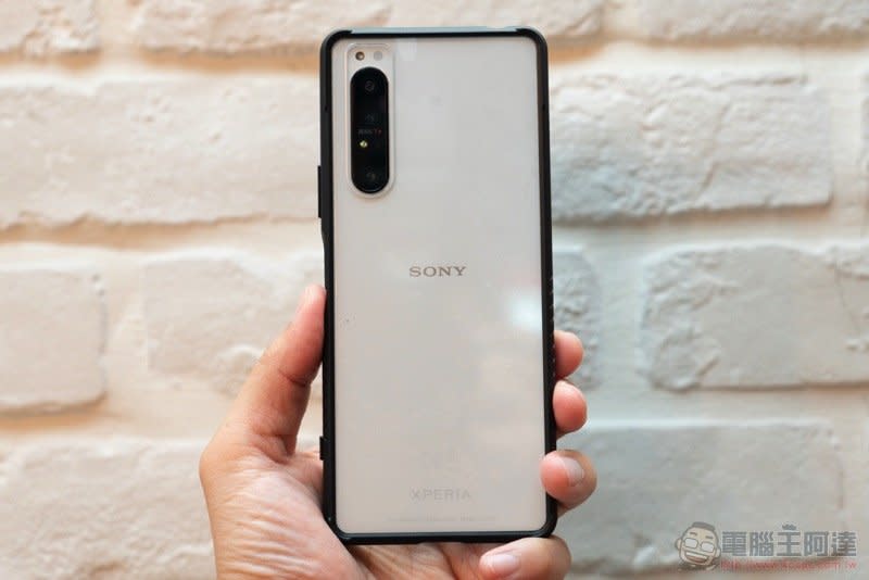 Xperia 1 II 的日系美型 當然要靠膜斯密碼專屬 imos 康寧玻璃保護貼 / 軍規防震殼 / 藍寶石鏡頭貼 防護起來！