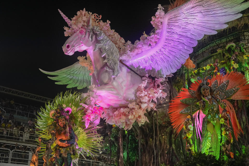 Artistas de la escuela de samba Unidos da Tijuca desfila en una carroza durante celebraciones de Carnaval en el Sambódromo de Río de Janeiro, Brasil, el lunes 12 de febrero de 2024. (AP Foto/Silvia Izquierdo)