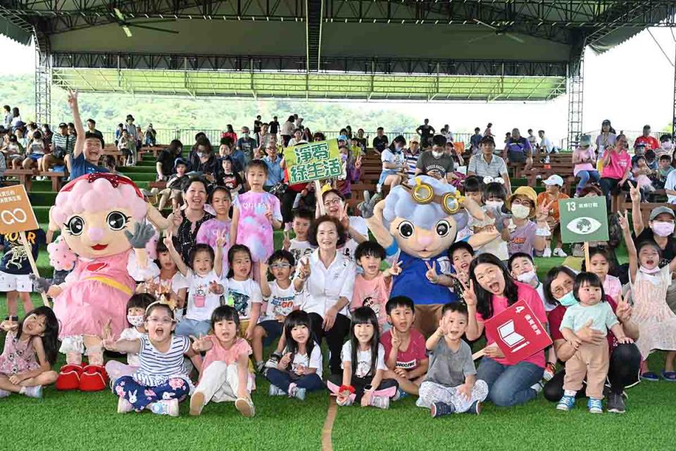 縣長林姿妙表示，民眾在日常生活中已經過於依賴塑膠製品的使用，像是免洗餐具、一次性飲料容器、產品包裝甚至是人造纖維服裝，可以說在食衣住行各個面向都能見到塑膠製品的足跡，而減少塑膠產品在生命週期中所產生的碳排放，對於我們邁向2050淨零碳排的目標也扮演著關鍵性的角色，因次希望透過地球日一系列活動，讓大家能夠關注塑膠製品對環境所造成的影響，進一步從日常生活中主動改變消費習慣，為環境永續盡一份心力！