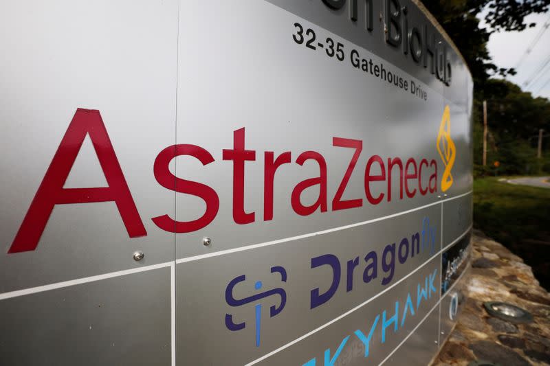 IMAGEN DE ARCHIVO. Un cartel con el logo de AstraZeneca en una instalación de la compañía en Waltham, Massachusetts, EEUU