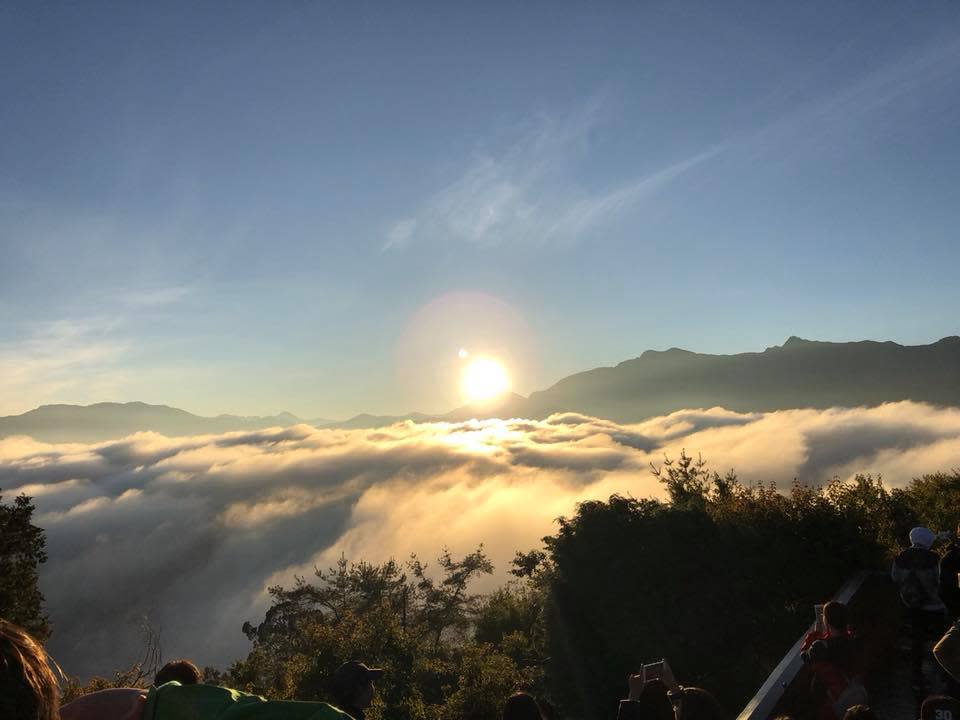 阿里山國家森林遊樂區觀日出。(林務局提供)