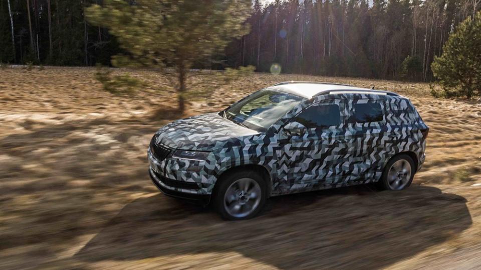 Neue Größe, neue Plattform, neues Design und ein neuer Name. Skoda tauft seinen Yeti-Nachfolger Karoq. Wir konnten den Kompakt-SUV bereits in den Wäldern von Estland fahren - allerdings im kompletten Tarnkleid.